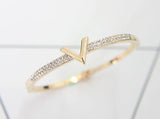 Exquisite Letter V Word Lady Inlaid Zircon Crystal Gold Color Bangle Bracelet Trendy Fashion Luxury Jewelry